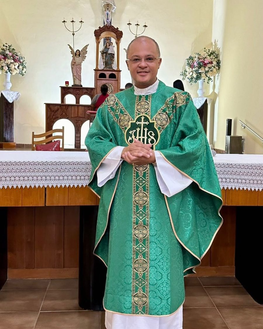 Padre usando paramento Salette