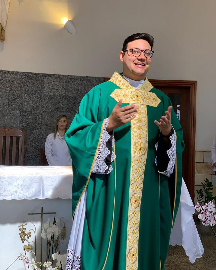 Padre usando paramento Salette
