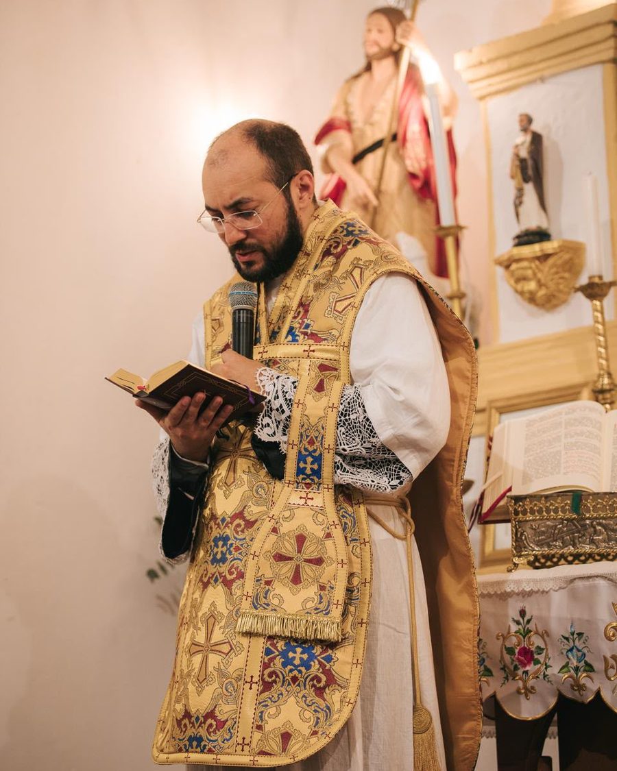 Padre usando paramento Salette