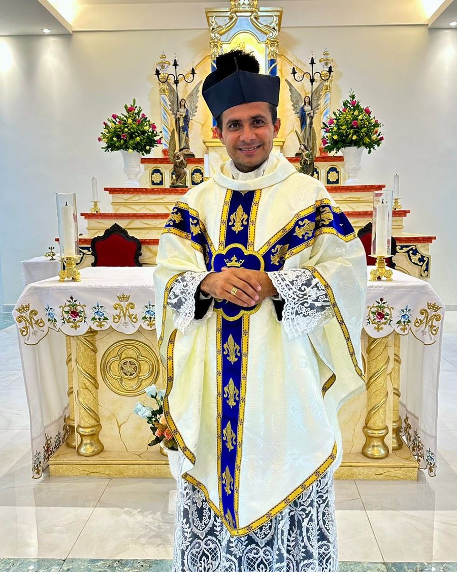 Padre usando paramento Salette