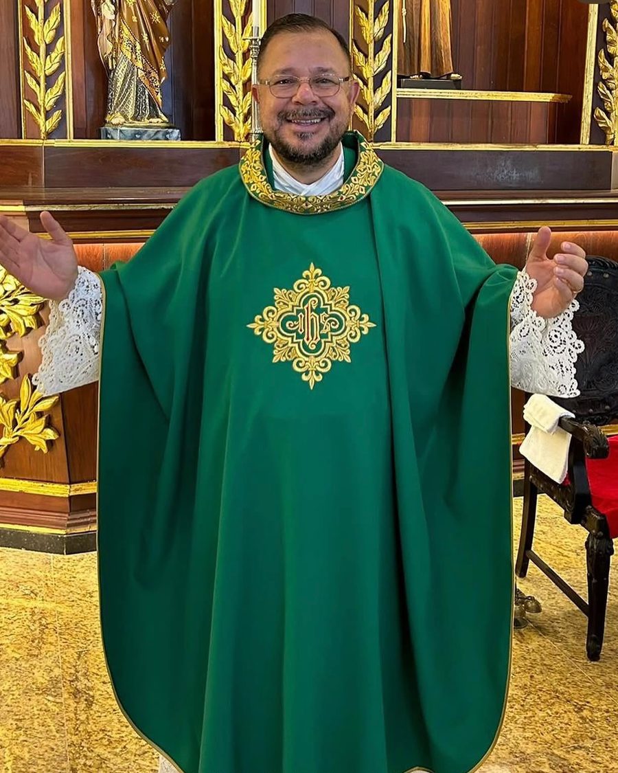 Padre usando paramento Salette